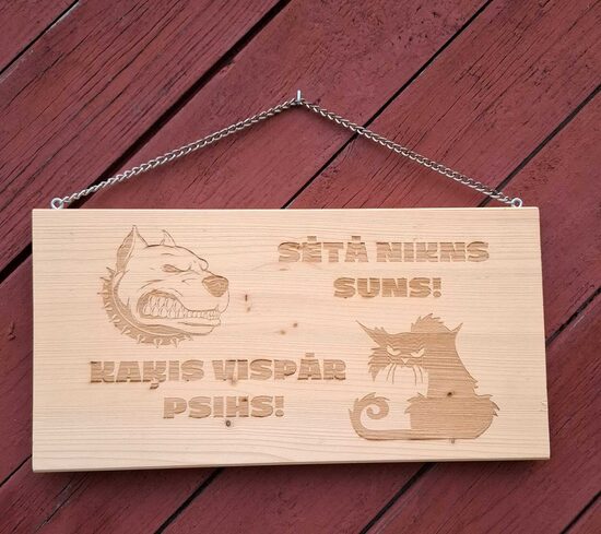 Plāksne "Sētā nikns suns"